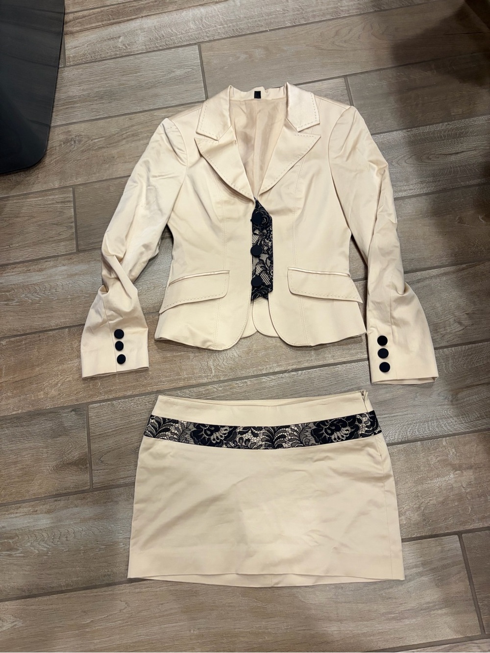 Vintage Y2K era Bebe cream & black lace blazer skirt set black lace trim size 2